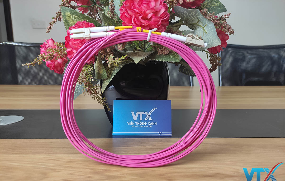 day-nhay-quang-mm-om4-50-125μm-chuan-40g-lc-lc