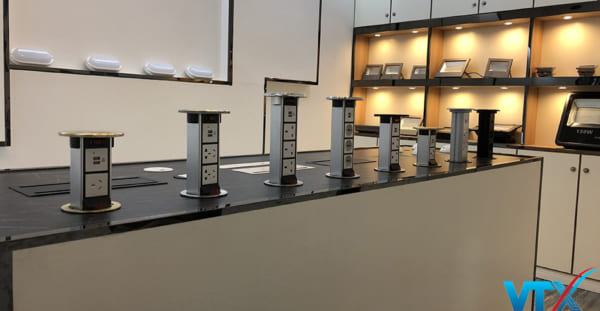 Mẫu trưng bày ổ cắm điện âm bàn