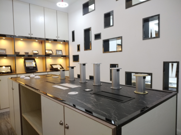 Mau trung bay O cam dien am ban