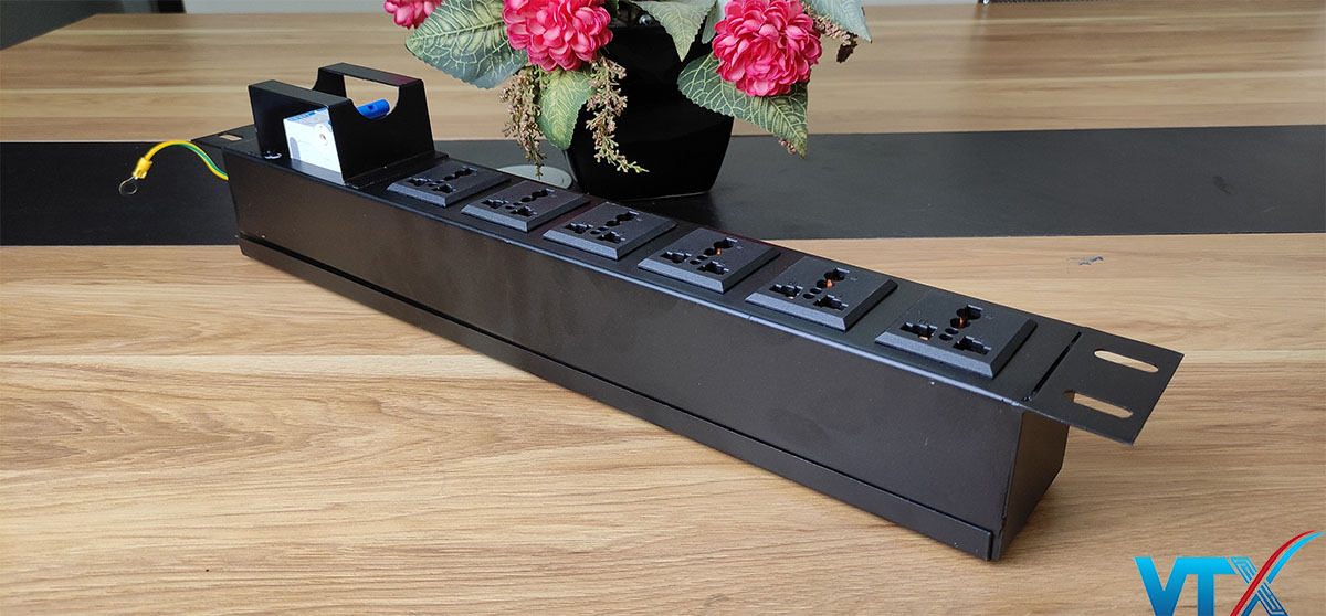 pdu-6-o-cam-da-nang-chuan-19-inch-co-aptomat