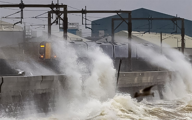 gió bão và sóng lớn có thể tạo ra lực tác động mạnh mẽ lên các công trình ven biển
