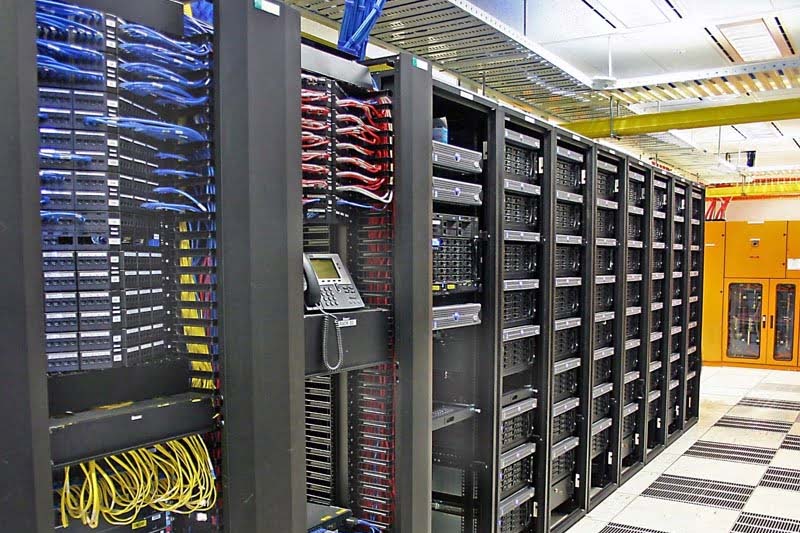 hệ thống tủ rack mở trong trung tâm dữ liệu