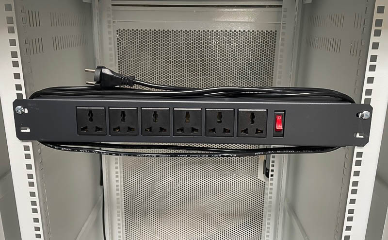 Lắp đặt thanh nguồn PDU trong tủ mạng tủ rack
