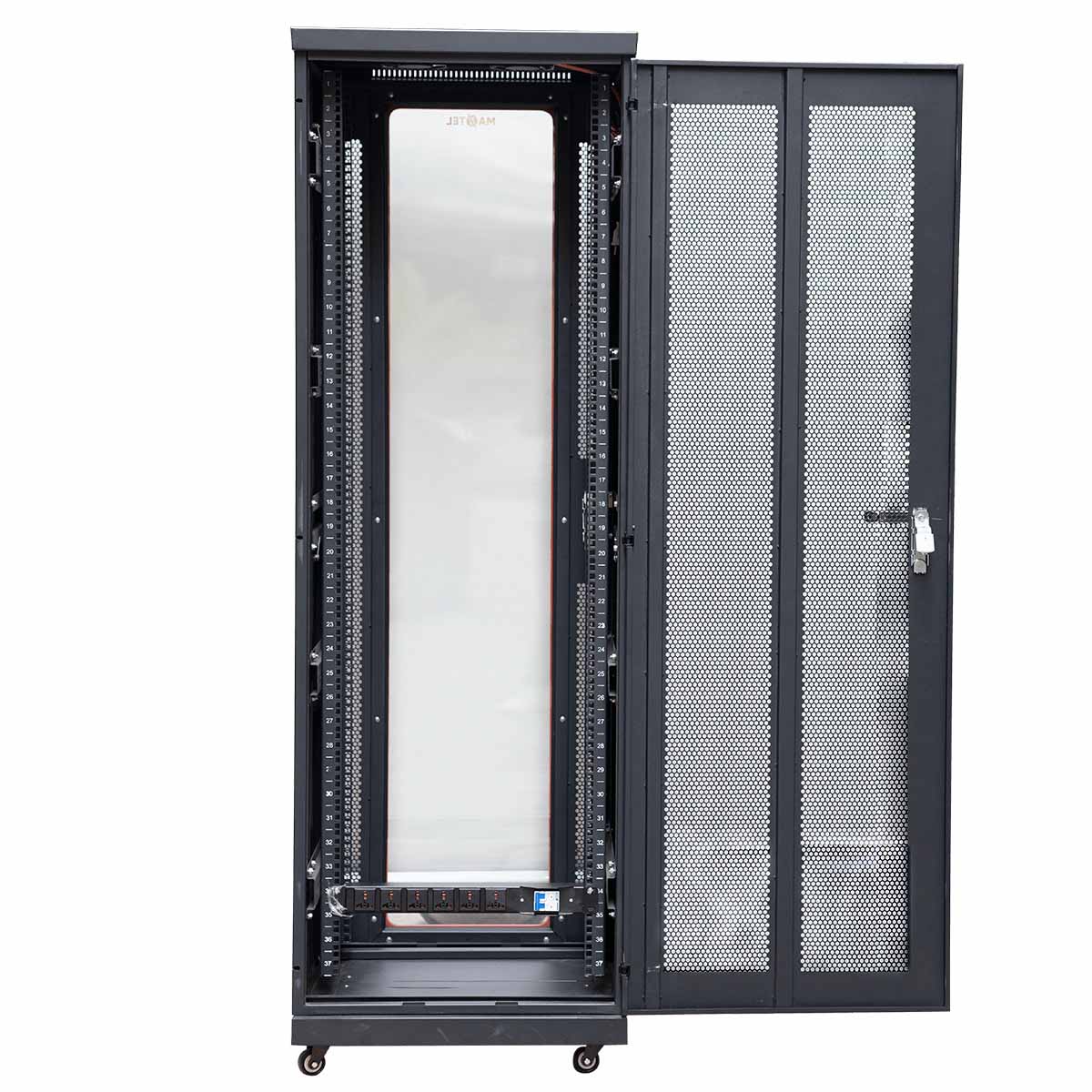 Khong-gian-ben-trong-tu-rack-36U-Maxtel